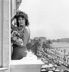 Sophia Loren pendant le Festival de Cannes le 13 mai 1959 au balcon de l